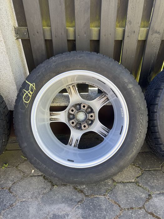 Oryginalne felgi Porshe z oponami zimowymi.