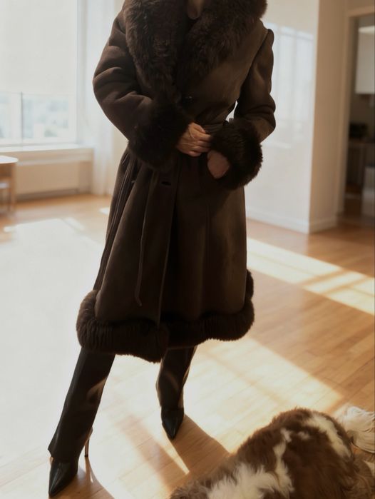 Viralowy kożuch pięknie podkreśla sylwetkę