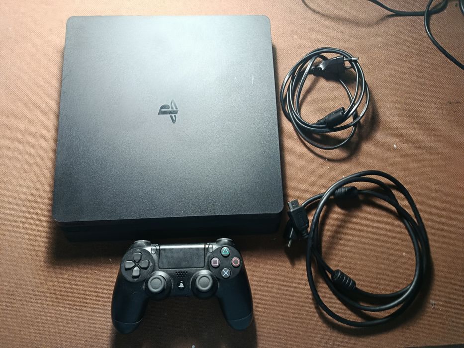 PlayStation 4 Slim + comando