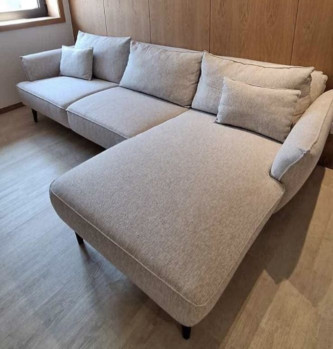 Sofá bege com chaise longue