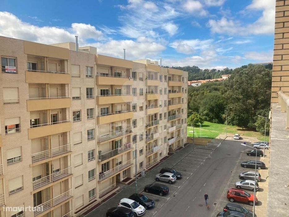 Apartamento T3 com Suite, 2 Varandas e Garagem para 2 Carros  em linha