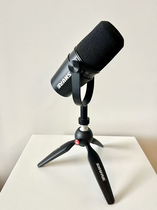 Shure MV7 dynamic microphone on USB XLR + tripod
