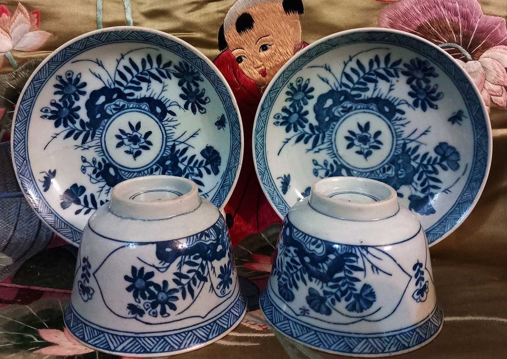 Bonito e Antigo Par De Taças e Pires, Porcelana Asiática.