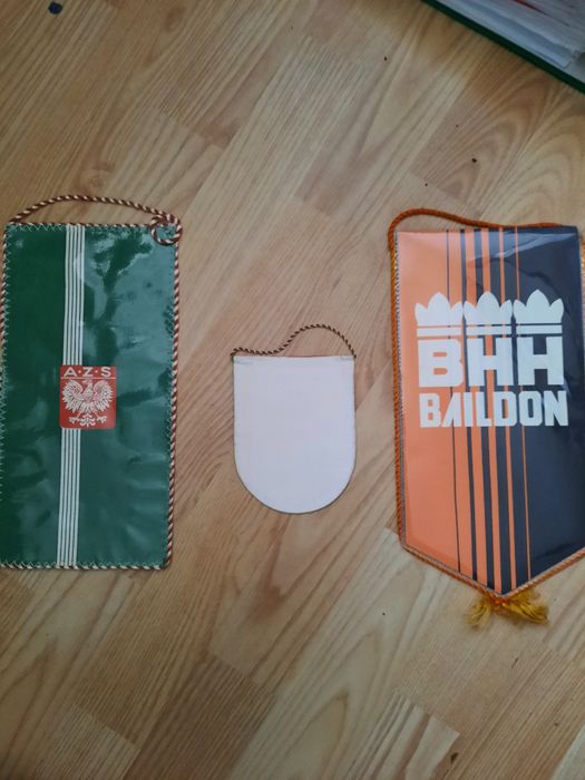 Zestaw trzech starych proporczyk sportowych.