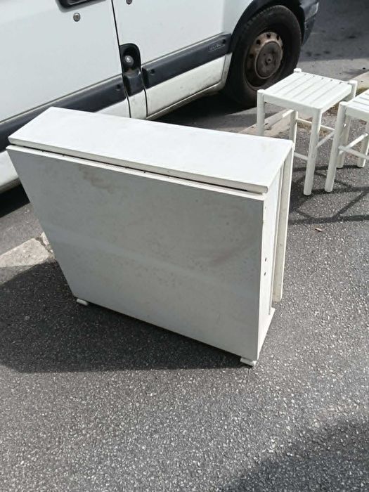 Mesa para quem tem pouco espaço com 3 bancos