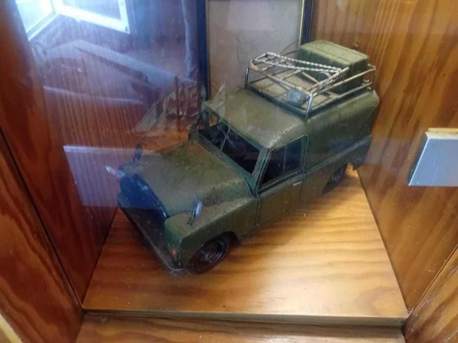 Carro antigo de metal