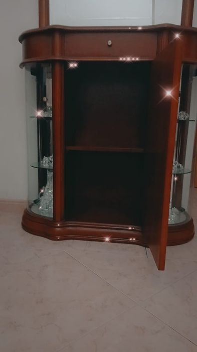 Sapateira com cristaleira em cerejeira