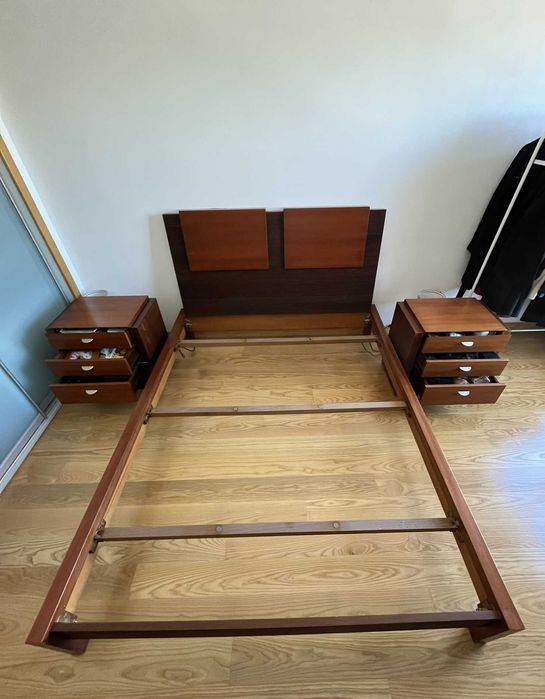 Conjunto cama de casal e duas mesas de cabeceira em cerejeira maciça