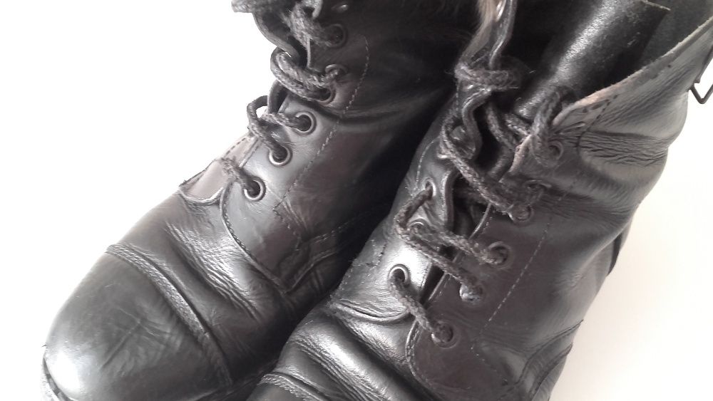 Botas da tropa em pele