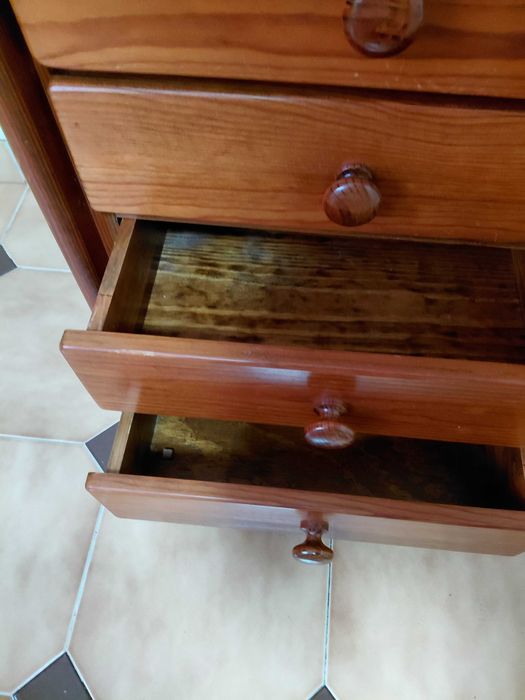 Armário de madeira com 5 gavetas