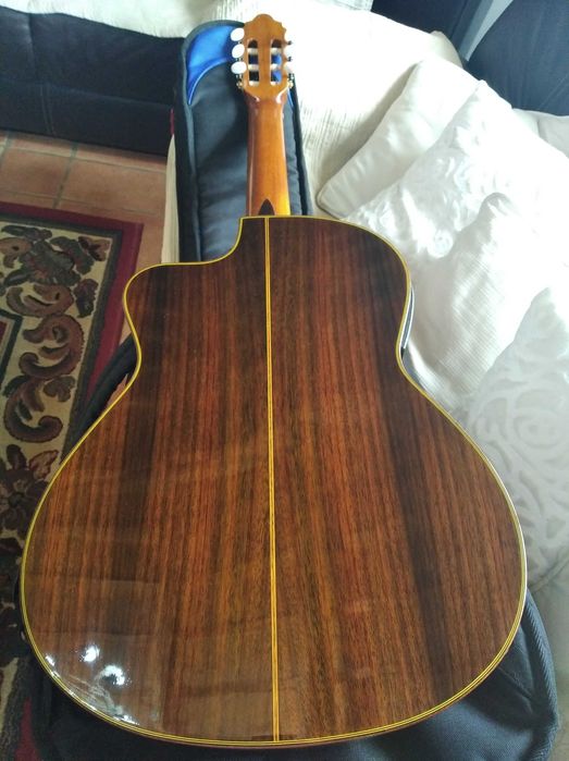 Guitarra Clássica Valência com saco e com acessórios.