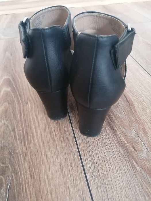 Sandałki na obcasie rozm 37