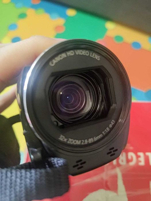 Продам відеокамеру Canon Legria HF R806
