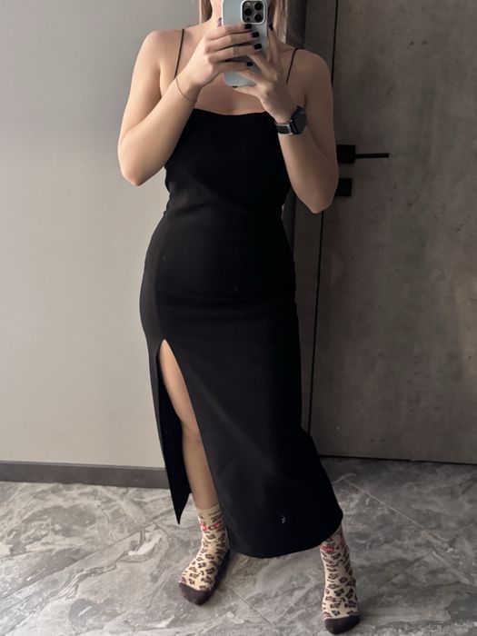 Сукня з вирізом.