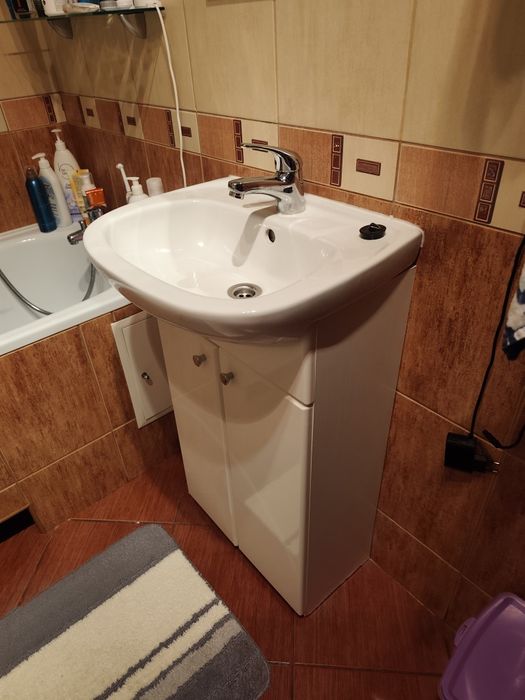 Szafka z umywalką do łazienki