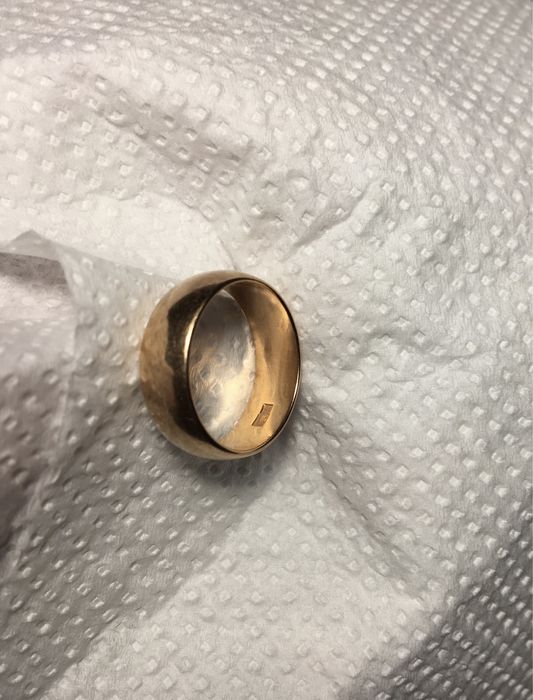 Золота обручка.