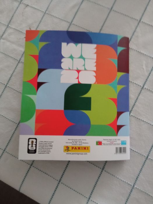 Caderneta do mundial com cromos colados que equivalem a 6 saquetas