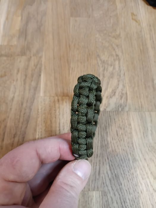 Sprzedam bransoletkę z paracordu.
Czarna, średnica wewnętrzna 18 cm