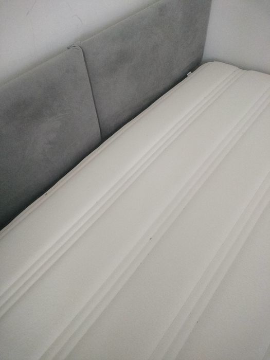 Cama em veludo com colchão e topper