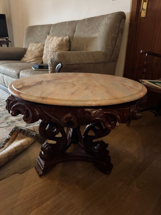 Mesa redonda de centro em mogno com tampo em mármore