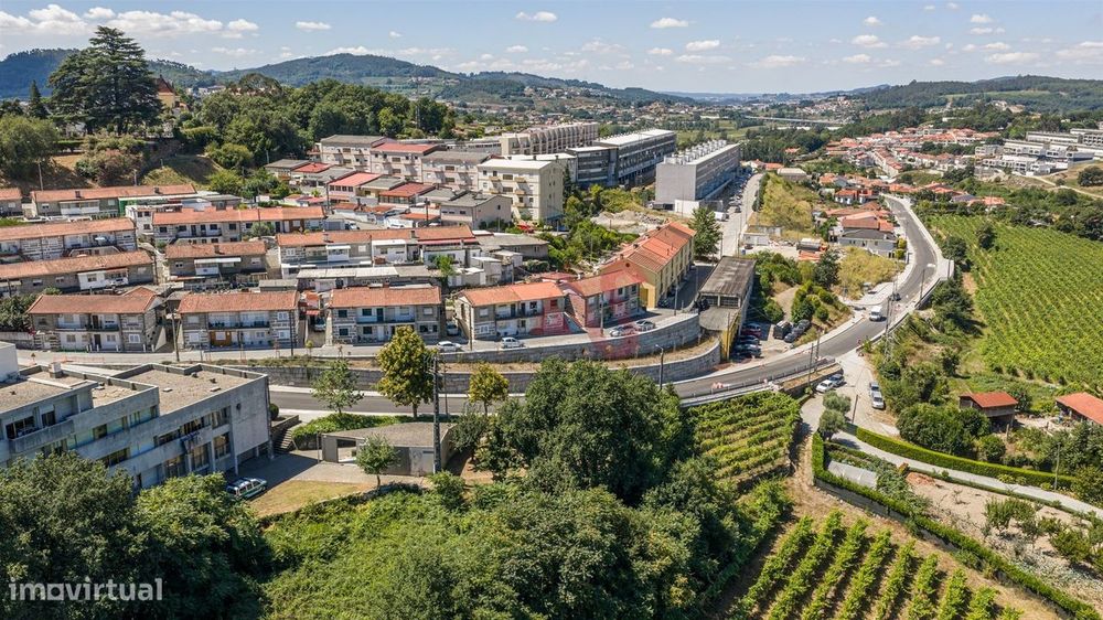 Andar Moradia T2 Térreo em Creixomil com Estúdio Independente – A 10 M