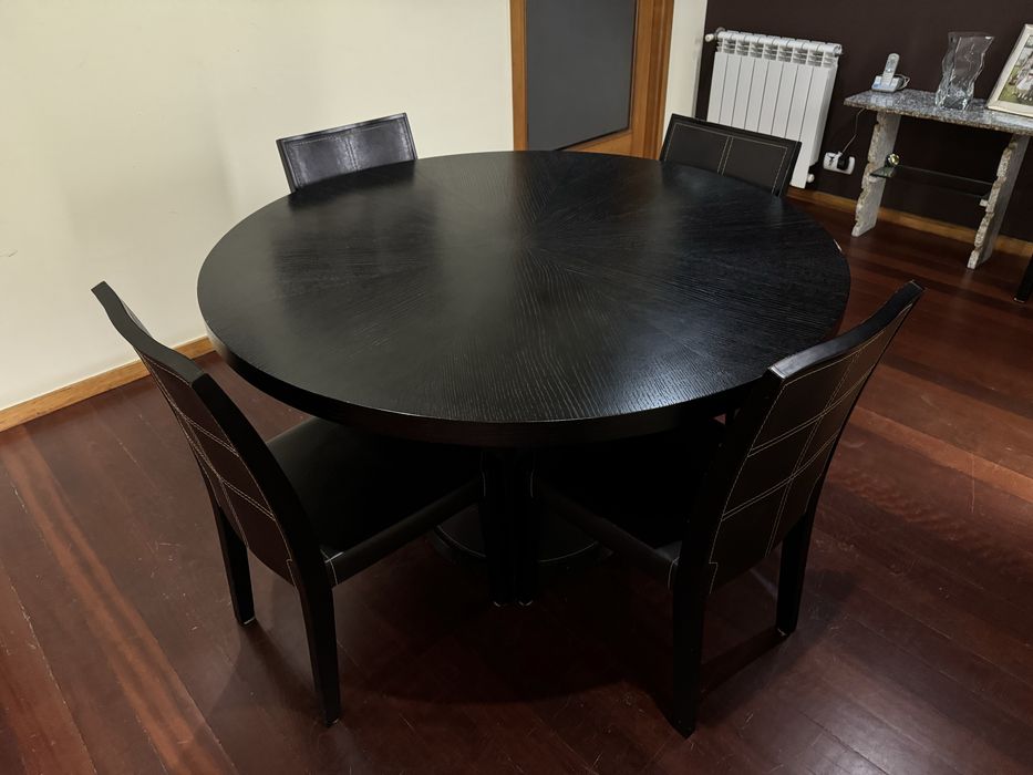 Mesa de jantar redonda preta + 4 cadeiras