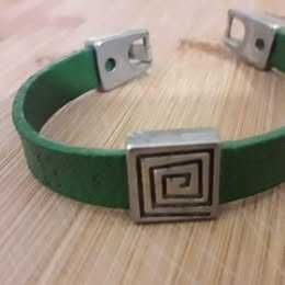 Pulseira verde com aplicação em estanho