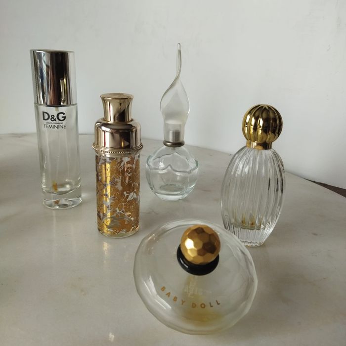 Lote de 10 frascos (vazios) de perfume, de coleção.