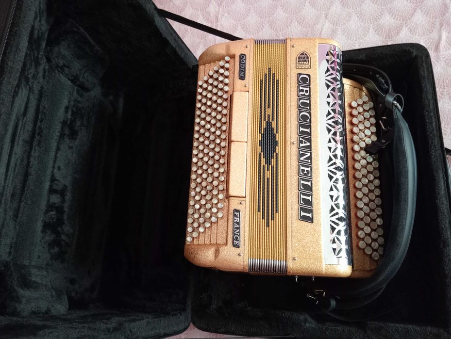 Acordeão Cruccianelli dourado, em muito bom estado