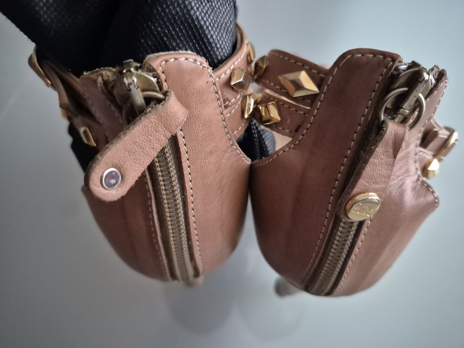 Stiletos couro com tachas