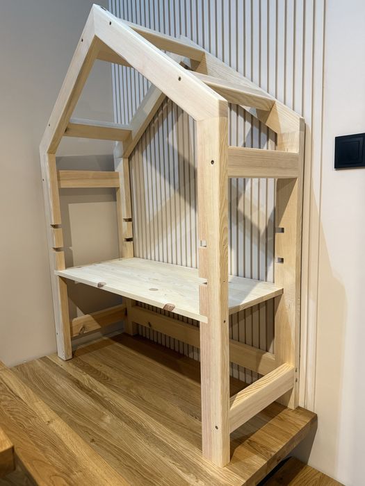 Regulowane biurko dzieciece domek