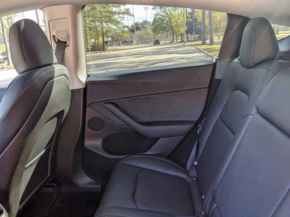 Tesla Model Y      2025