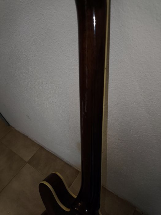 Guitarra Samick EG-1935 Estilo 335

Bastante usada e com desgaste.
Apa