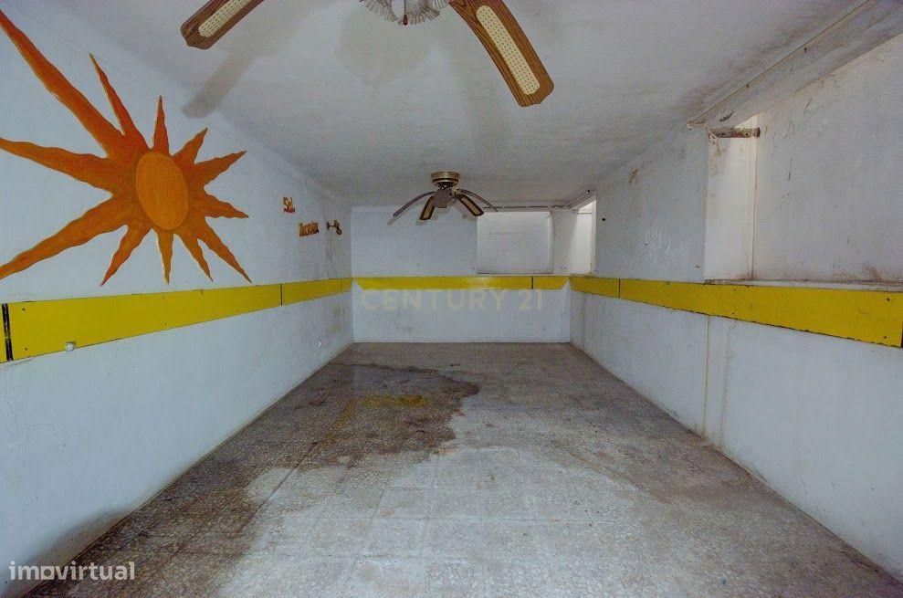 Prédio - Apartamento + Espaço Comercial - Centro Histórico da Nazaré