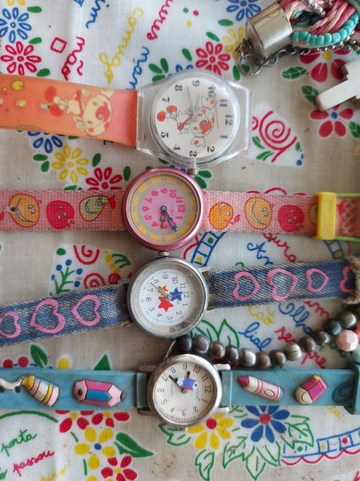 4 colares e 4 relógios marca  swatch 2 pulseiras