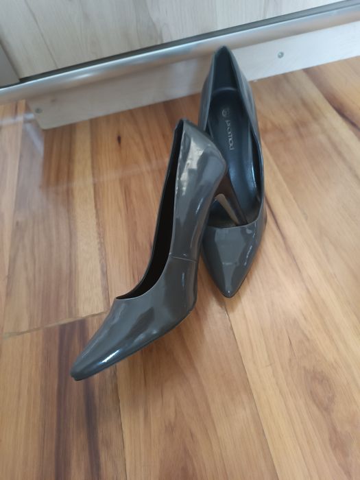 Szare szpilki lakierowane 37