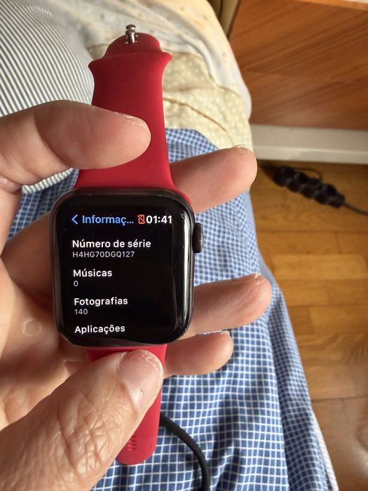Apple Watch SE (1.ª geração), na versão de 40 mm com GPS + Cellular