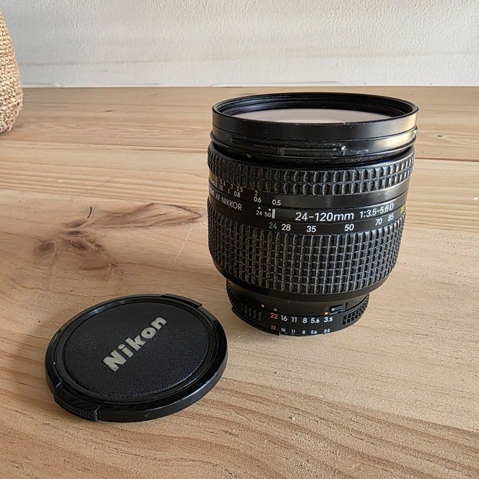 Objectiva Nikon AF 24-120mm.