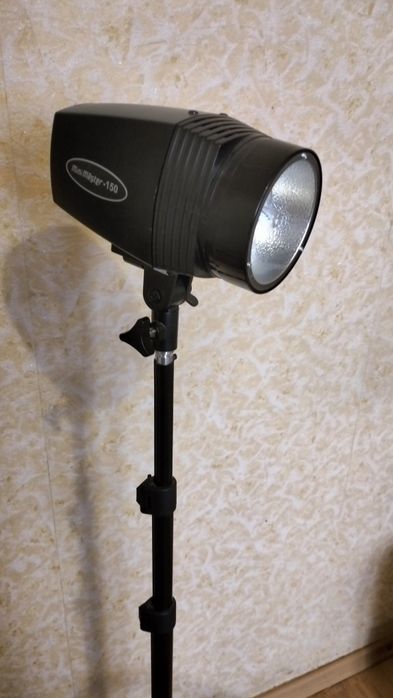 Студийная вспышка Godox MiniMaster 150 с треногой
