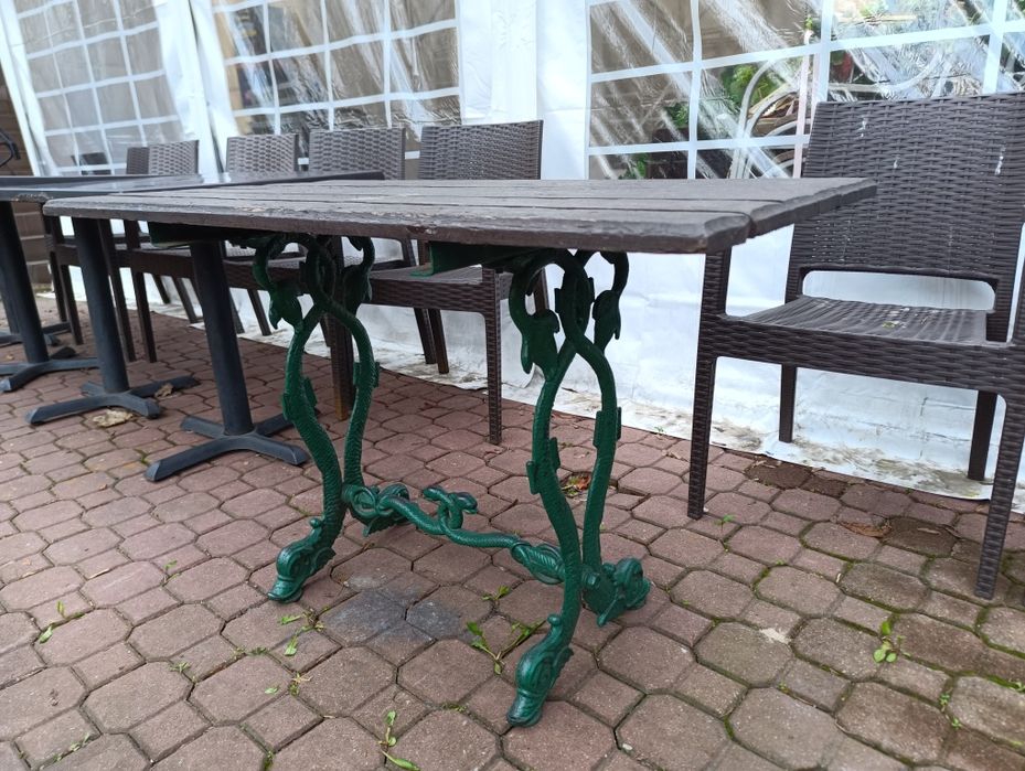 Żeliwny stół z deskami