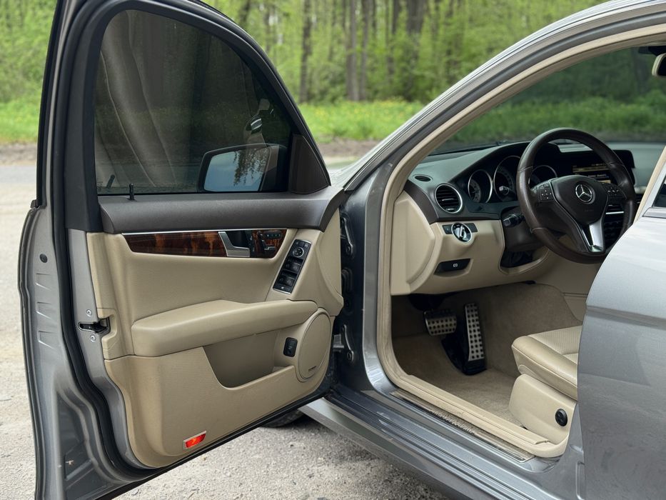 Mercedes-Benz W204 C300 2012 в чудовому стані