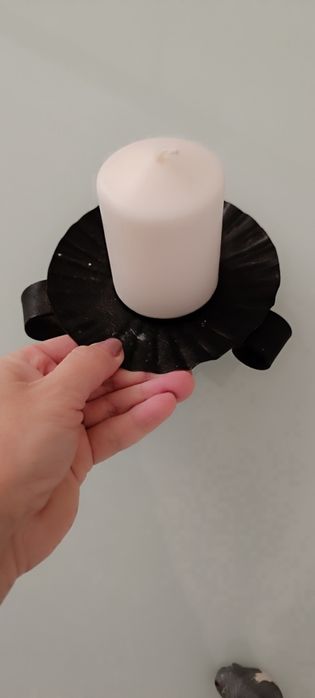 Castiçal com vela. Castiçal em ferro antigo. Usado. A vela é nova.