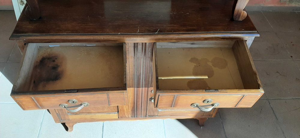 Armário antigo com espelhos