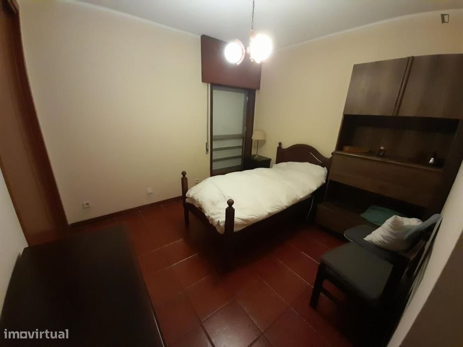 Quarto - localizado em Campanhã Porto