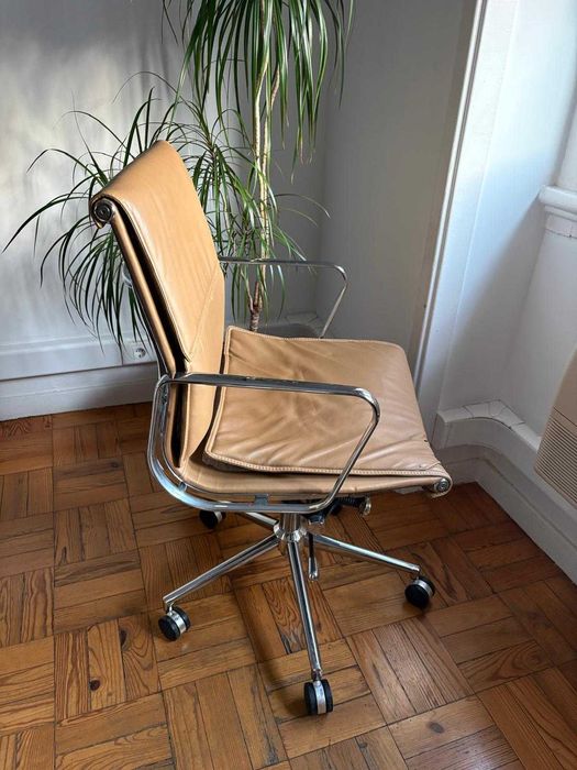 Cadeira de Escritório com rodas, Estilo Eames Soft Pad – Camel / Cromado