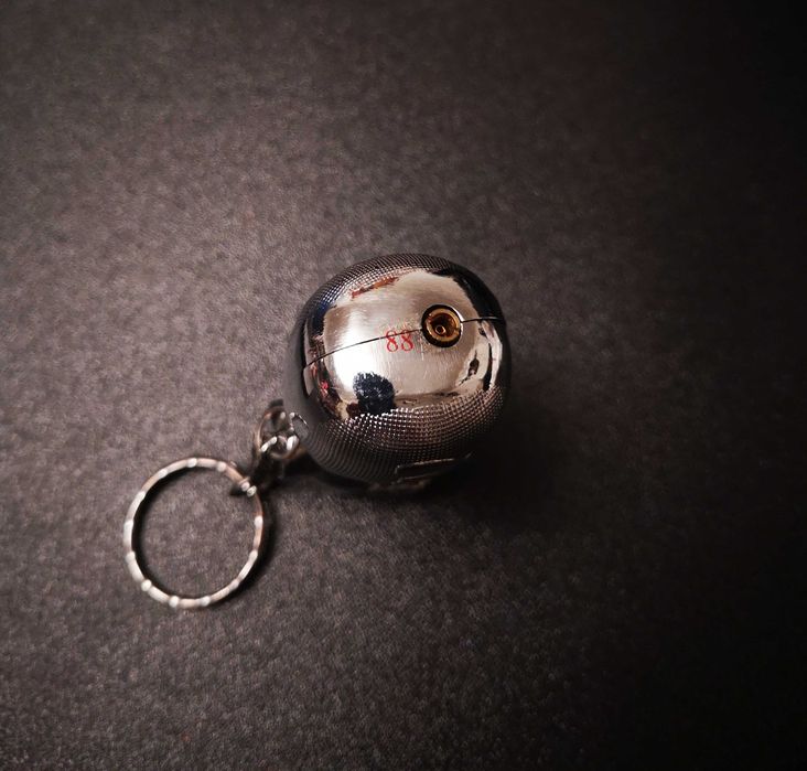 Isqueiro em forma de mão a segurar o saco do dinheiro