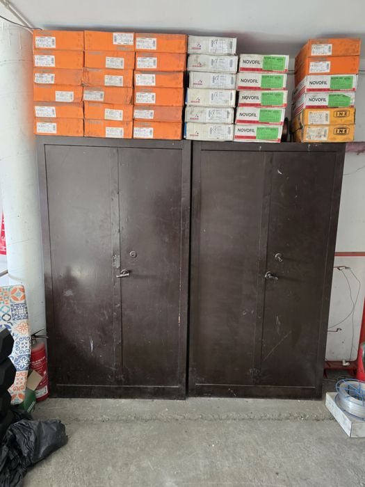 Szafy stalowe z kluczami