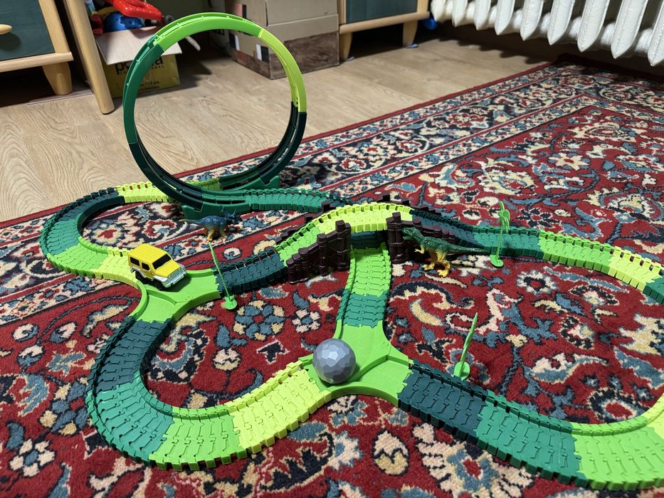 Трек з машинкою і динозаврами; мертва петля; світлові ефекти