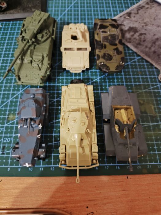 Zestaw modele samochodów opancerzonych  w skałę 1/72