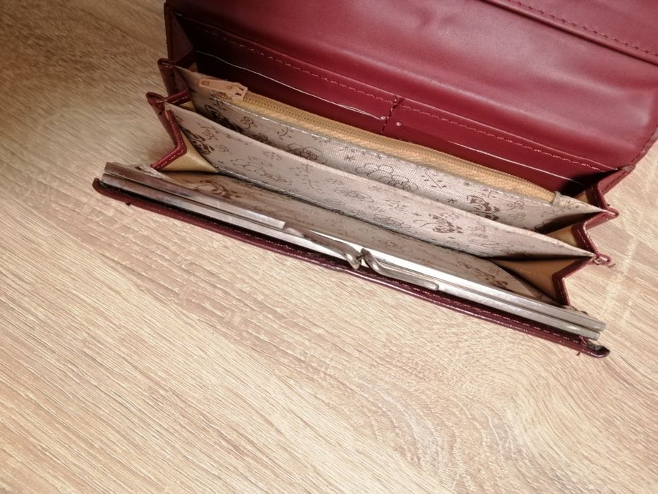 Віддам дуже гарний гаманець для коштів та карток!